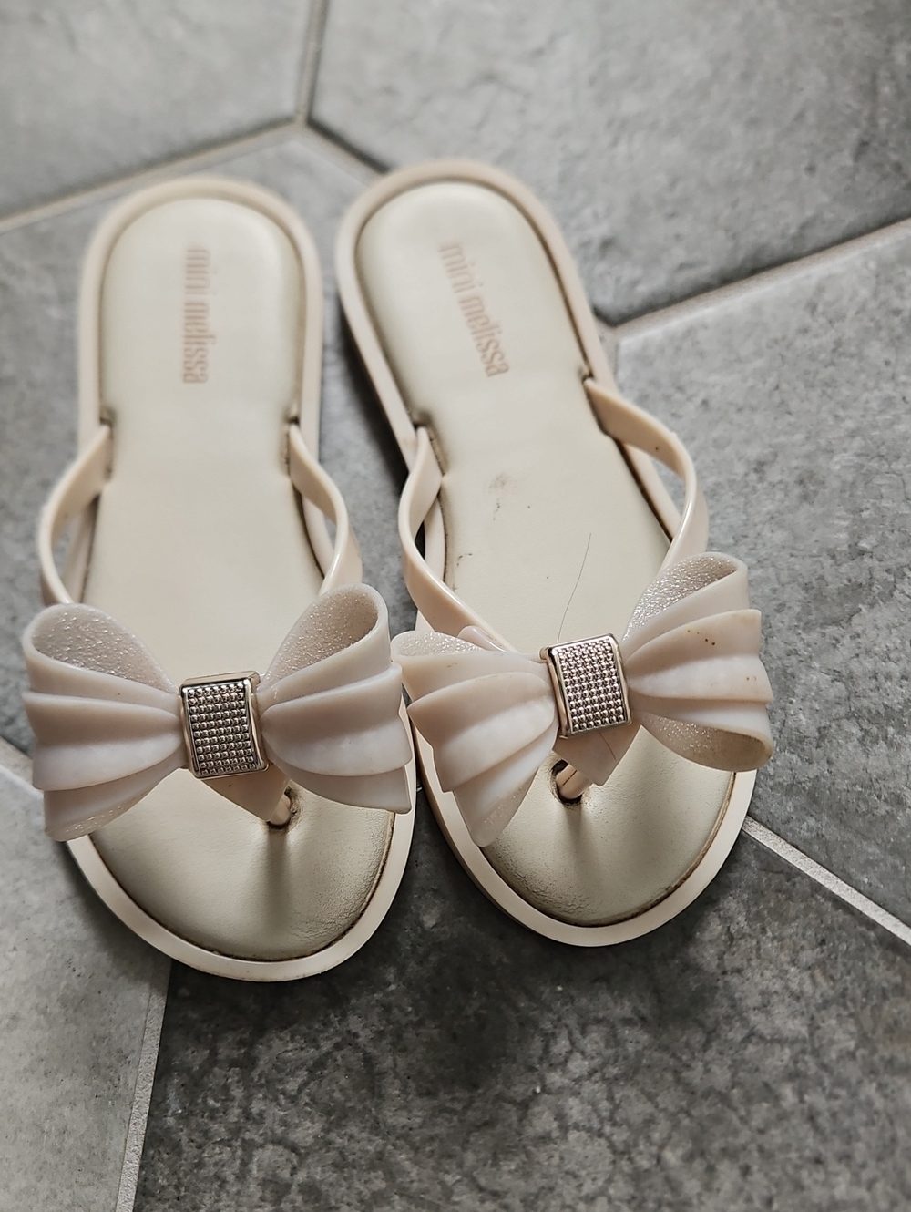 Mini Melissa Cream Bow Thong Sandals with Metallic Accent